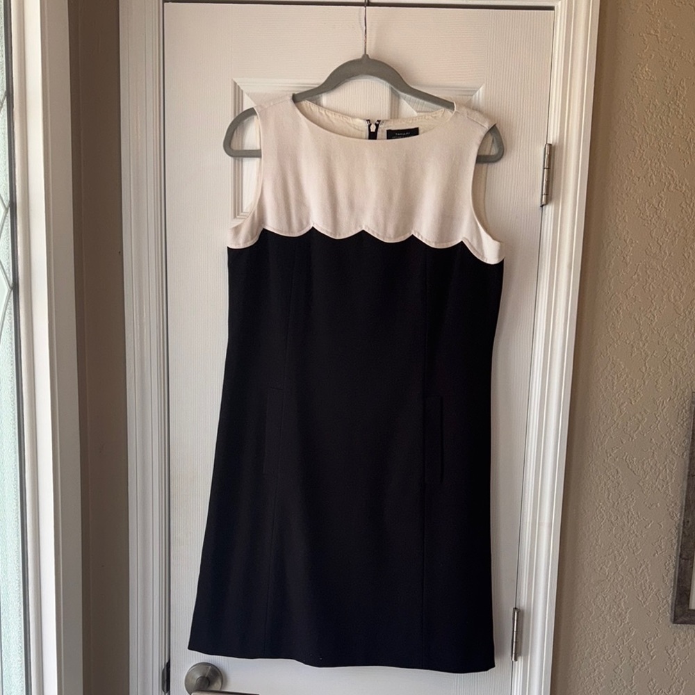 Tahari Arthur S Levine Dress Sleeveless Black and Cream Size 10 Front Pockets
